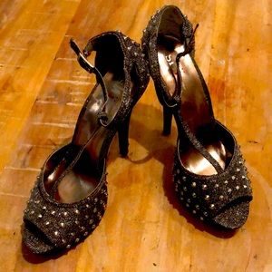 Stiletto-Silver studied, ankle fastened heals